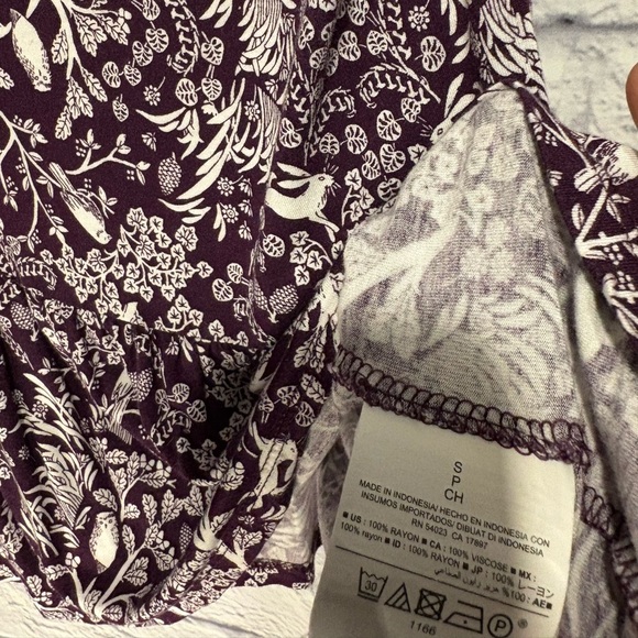Old Navy Rabbit Forest Print Women's Top Small - Picture 5 of 6